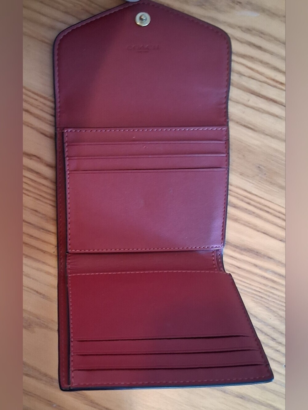 EUC Coach Wyn Burgundy Saffiano Leather Casual Everyday Trifold Billfold Wallet - Picture 3 of 13